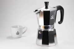 Silberne Mokka-Induktions-Teekanne und Tasse Spa-Kaffee