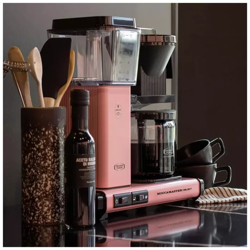 Moccamaster KBG Select Technivorm en elegante color rosa es una cafetera de goteo para el hogar fabricada en acero inoxidable, que garantiza una larga vida útil y una preparación de café de calidad.