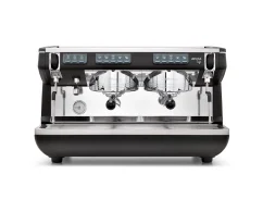 Profesionálny pákový kávovar Nuova Simonelli Appia Life 2GR v čiernej farbe s programovateľnými tlačidlami pre ľahkú obsluhu. Profesionálny pákový kávovar Nuova Simonelli Appia Life 2GR v čiernej farbe s programovateľnými tlačidlami pre ľahkú obsluhu.