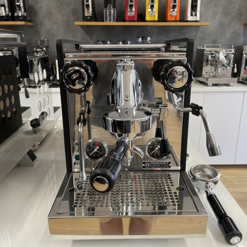 Lever espresso machine Rocket Espresso Mozzafiato Cronometro R in black with a manual cleaning function.