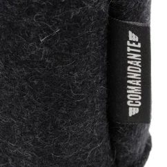 Czarny filcowy pokrowiec Comandante C40 Felt Sleeve Anthracite, przeznaczony do ochrony ręcznych młynków marki Comandante.