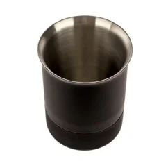 Czarny filtr do kawy Fellow Stagg Pour-Over Dripper XF, odpowiedni dla miłośników kawy.
