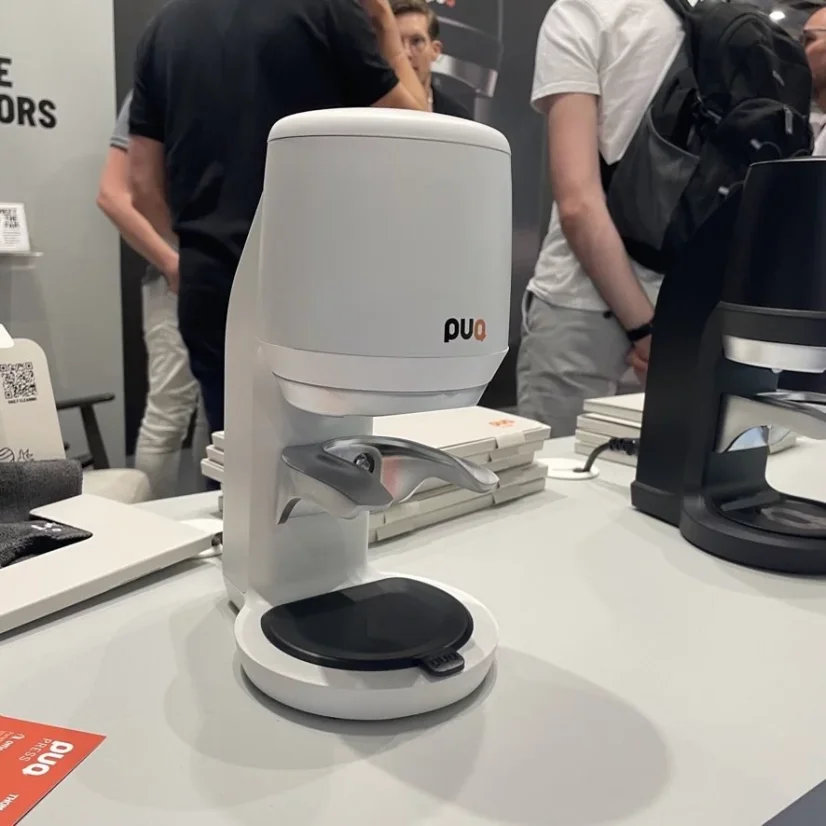 Automatický tamper na kávu Puqpress Mini 58,3 mm v bielej farbe, kompatibilný s kávovarom ECM Classika.