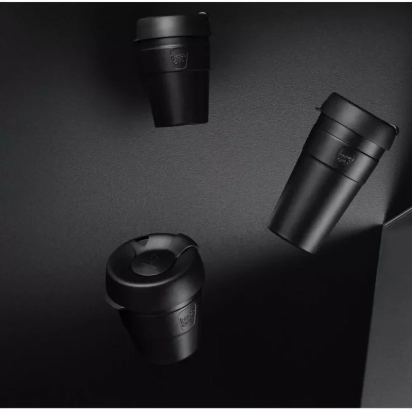 Termohrnček KeepCup Helix Thermal v čiernej farbe s objemom 454 ml je ideálny pre rodičov, pretože je vhodný do kočíka.