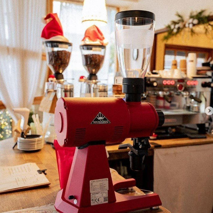 Moulin à espresso professionnel et filtre Mahlkönig EK43S en rouge. Source.