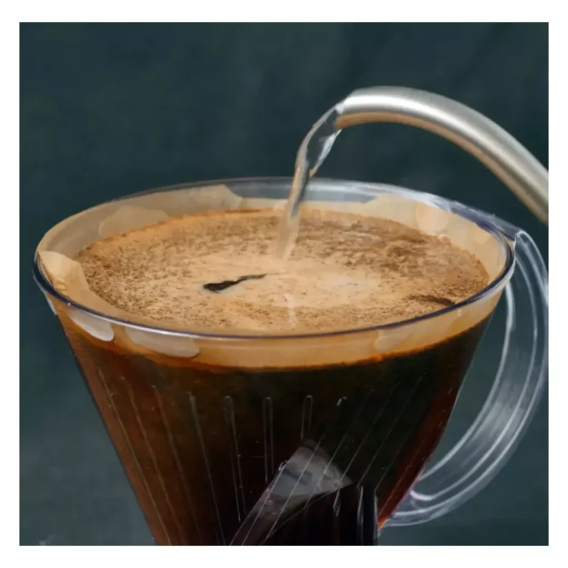 Plastic Clever dripper L with a capacity of 530 ml in a clear design, capable of brewing up to 3 cups of coffee.