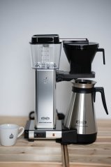 Leštený kávovar Moccamaster KBGT 741 na prípravu filtrovanej kávy.