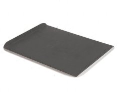 Aluminiumspann mat engem niddregen ofgerundene Rand op enger Säit, mat flaacher donkeler Uewerfläch.