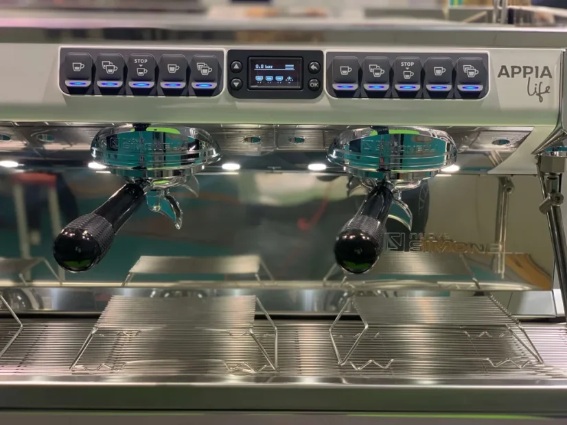 Profesionálny pákový kávovar Nuova Simonelli Appia Life XT 3GR v výraznej červenej farbe, ideálny na prípravu nápoja Lungo.