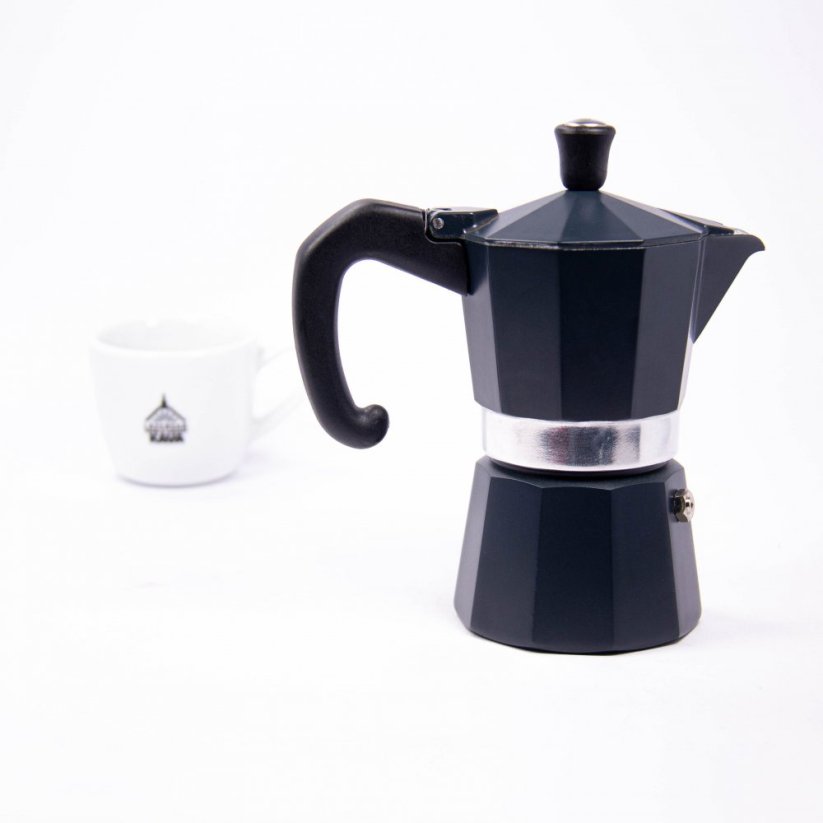 Forever Prestige Noblesse moka pot z tyłu i kubek do kawy z logo Spa Coffee z lewej strony.