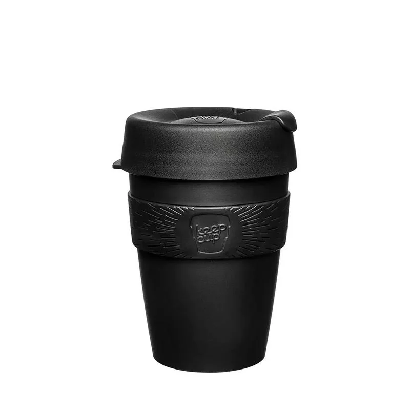 Čierny plastový termohrnček KeepCup s objemom 340 ml a čiernym viečkom na bielom pozadí