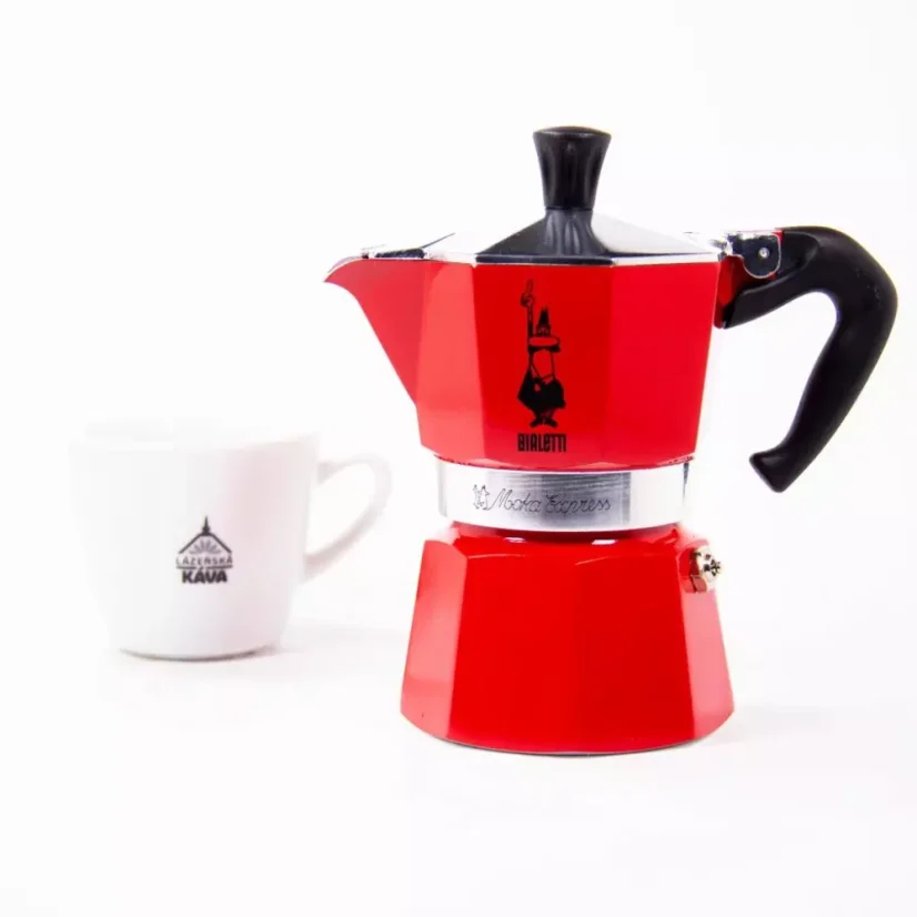 Moka-Kanne von Bialetti Moka Express und eine Tasse mit Logo.