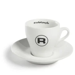 Biały porcelanowy kubek z podstawką o pojemności 180 ml, idealny dla miłośników espresso.