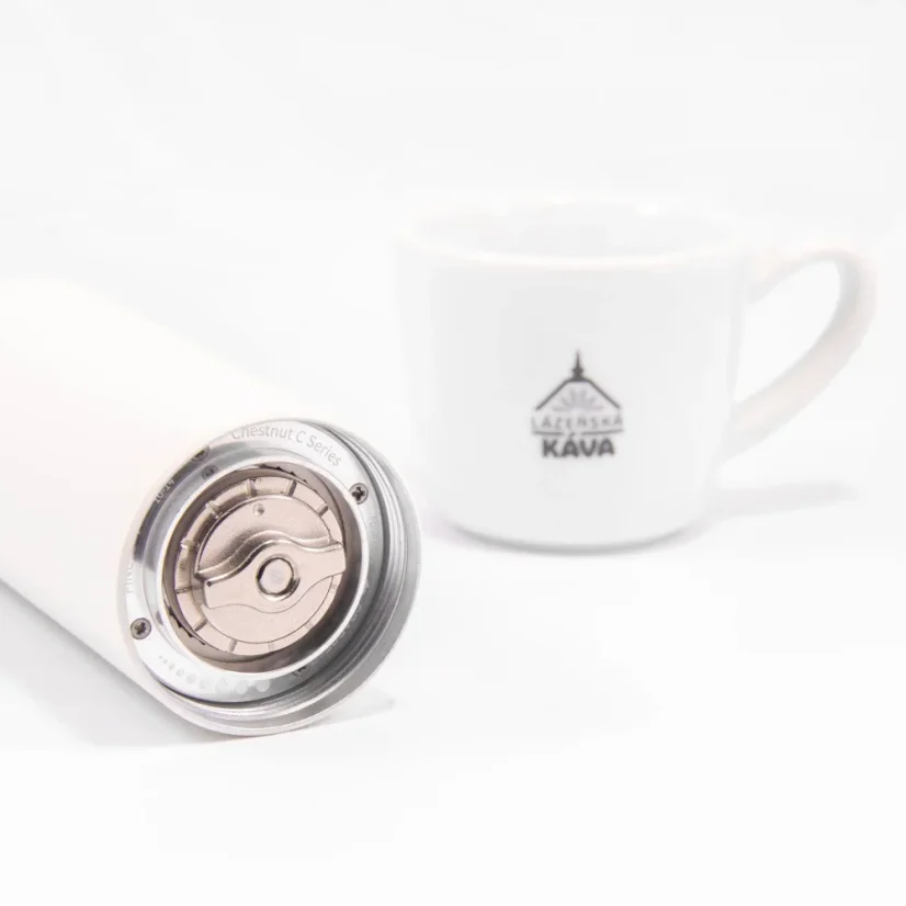 Biely ručný mlynček na kávu Timemore Chestnut C2 Max, ideálny na použitie v aute.