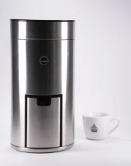 Strieborný elektrický mlynček pre alternatívne metódy kávy Wilfa Uniform.