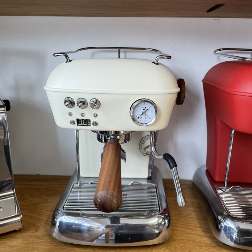 Ascaso Dream PID coffee machine in Sweet Cream color with a steam wand, ideal for making perfect cappuccino.
