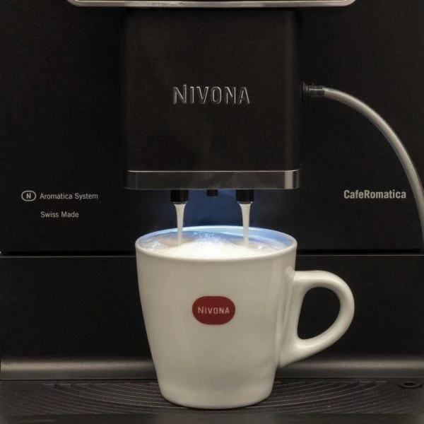 Automatikus Nivona NICR 960 kávéfőző, mely egyszerre képes kávét és tejet kifolyni, ideális gyors cappuccino vagy latté készítésére.
