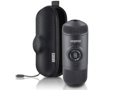 Wacaco Nanopresso v sivej farbe v balení s pevným obalom. Wacaco Nanopresso v sivej farbe v balení s pevným obalom.