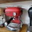 Siebträgerkaffeemaschine Ascaso Dream ONE in stilvollem Rot mit der Bezeichnung Standard für den Hausgebrauch.