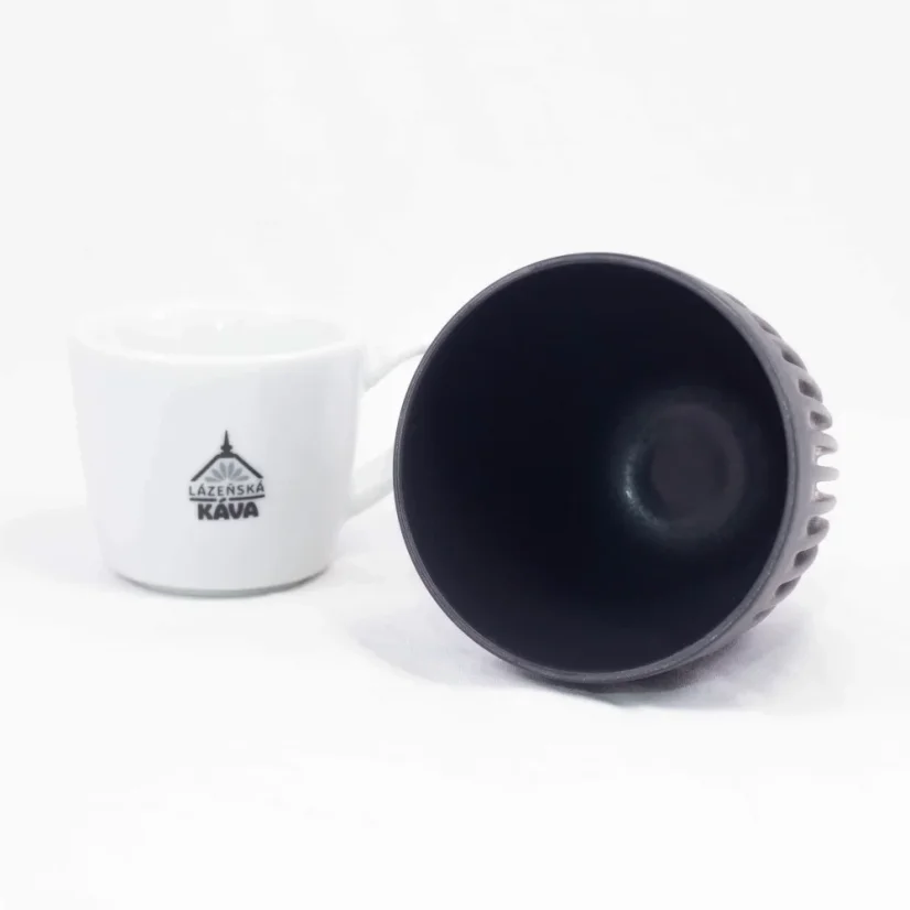 Čierny ekologický termohrnček bez viečka o objeme 180 ml, detail na vnútro hrnčeka na bielem pozadí s šálkou kávy.