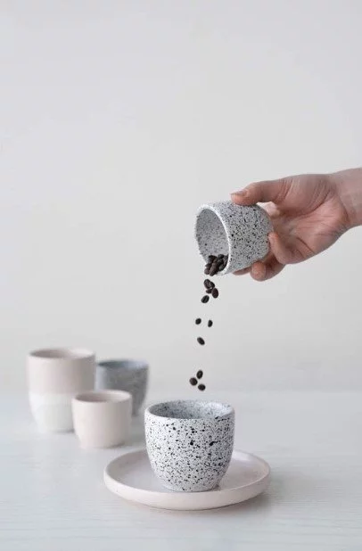 Tasse Aoomi de couleur Mess d'une contenance de 330 ml. À l'arrière-plan, d'autres tasses de tailles différentes de la même marque.