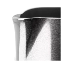 Récipient en acier inoxydable pour servir du lait chaud.