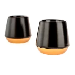 Dos tazas negras de espresso Fellow Junior Demitasse con capacidad de 70 ml, ideales para los amantes del ristretto.