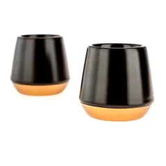 Deux tasses à espresso noires Fellow Junior Demitasse d'une contenance de 70 ml, idéales pour les amateurs de ristretto.