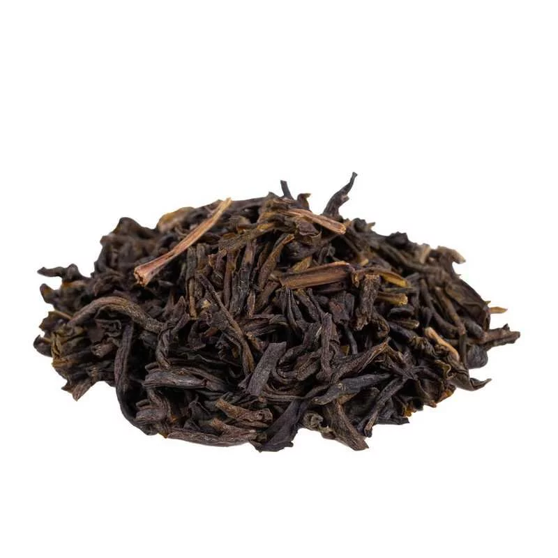Vysypaný biely čaj Vietnam Mao Feng Organic na bielom pozadí, pohľad zo strany