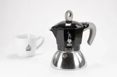 Aluminijska moka džezva pogodna za indukciju s logom proizvođača - talijanske tvrtke Bialetti u kompoziciji sa šalicom.