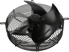 Axialventilator mat fënnef schwaarze gebéite Schaufelen an engem ronde Drot-Schutzgitter mat Montagehalterungen.
