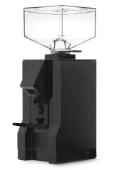 Musta sähköinen Eureka Mignon -kahvimylly manuaalisella säädöllä valkoisella taustalla