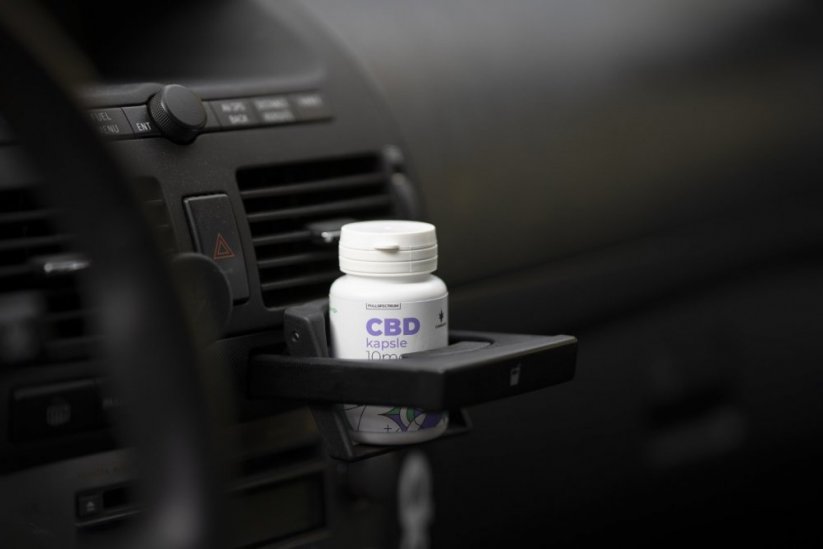 Confezione di capsule di canapa Cannapio CBD in un supporto per auto.