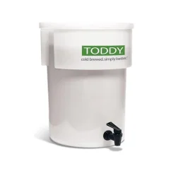 Cubo blanco de plástico Toddy para cold brew sobre un fondo blanco.
