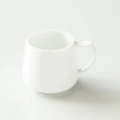 Mug origami blanc pour café ou thé d'une capacité de 320 ml.