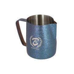 Tirelle en acier inoxydable bleue pour le lait avec un volume de 600 ml, idéale pour les baristas.