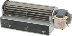 Tangentialventilator mat zylindreschem, geripptem Kierper, engem Metallgehäis an engem Elektromotor mat wäissem Stecker