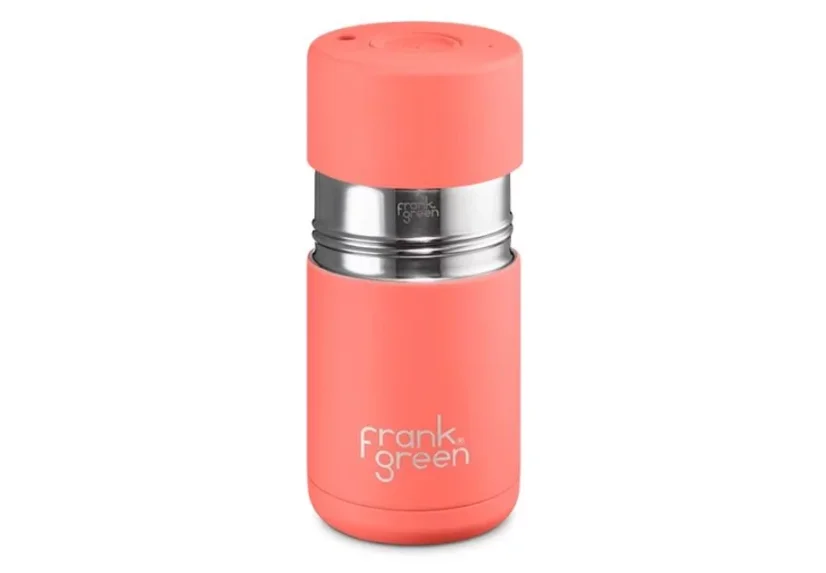 Coral thermal bottle with a capacity of 295 ml on a white background