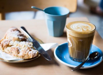Is it better to drink coffee before or after breakfast?
