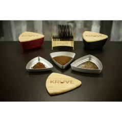 Kruve Sifter Base Black to stylowy i praktyczny gadżet do kawy, który pomoże Ci osiągnąć idealną konsystencję Twojej kawy. Kruve Sifter Base Black to stylowy i praktyczny gadżet do kawy, który pomoże Ci osiągnąć idealną konsystencję Twojej kawy.