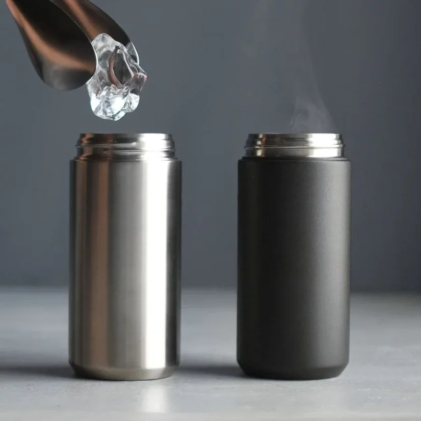 Gobelet isotherme Kinto Travel Tumbler en acier inoxydable d'une capacité de 350 ml, compatible avec lave-vaisselle.