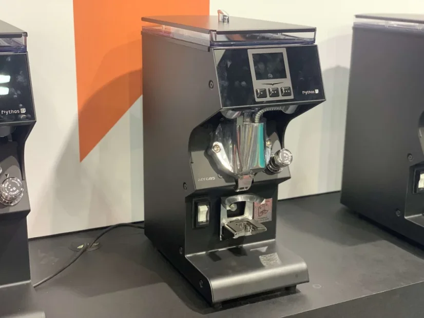 Espressový mlynček na kávu Victoria Arduino Mythos MYG85 v čiernej farbe s praktickým displejom pre jednoduché ovládanie.