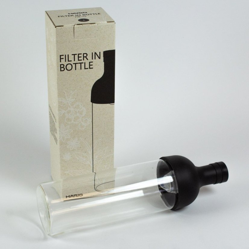 Originalverpackung der schwarzen Flasche Filter-In Bottle von Hario. Volumen 750 ml.