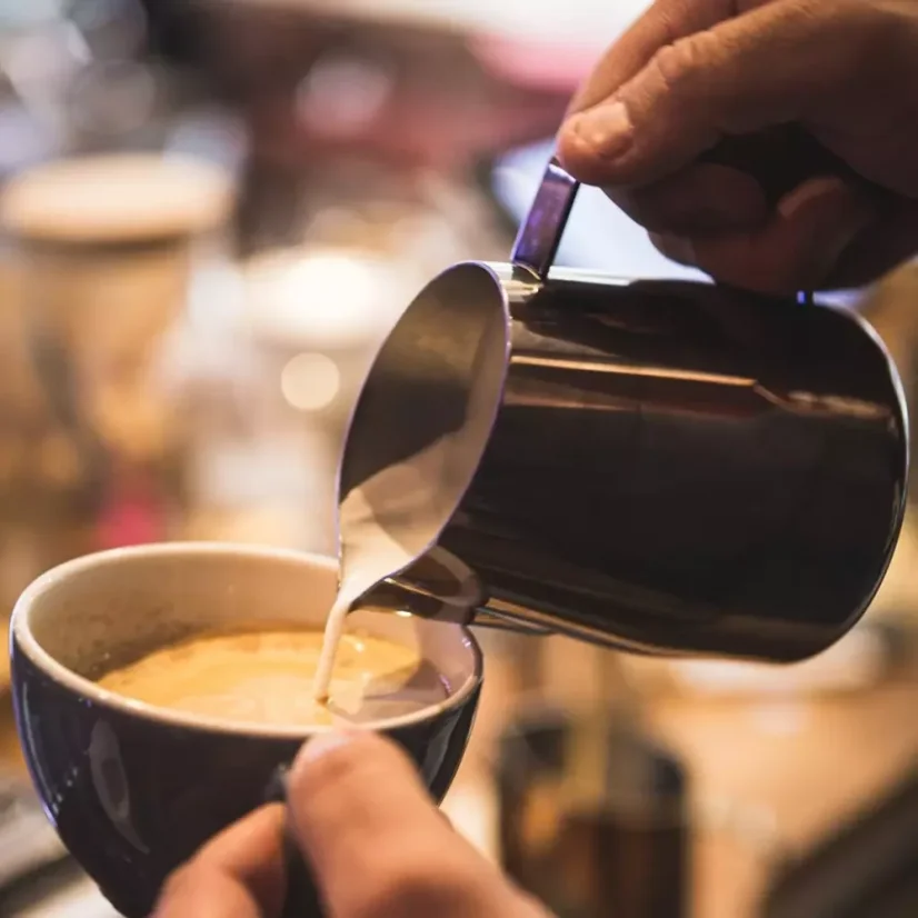Vytváranie takzvaného Latte artu s pomocou našľahaného mlieka v nerezovej kanvici od značky Barista a Co o objeme 420ml.