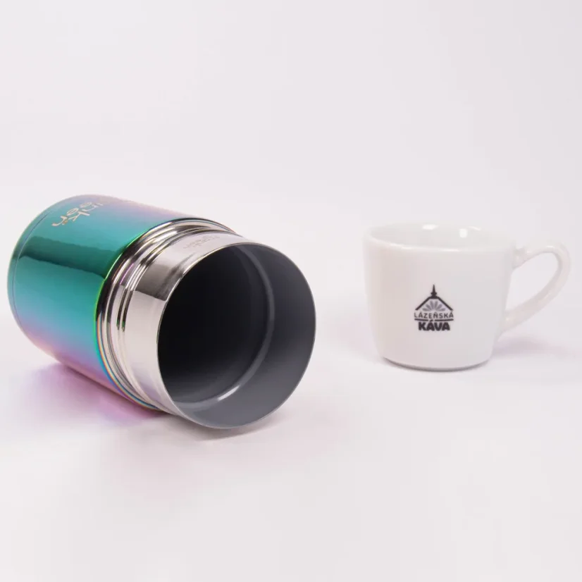 Detail of the thermos body with coffee in the background.
