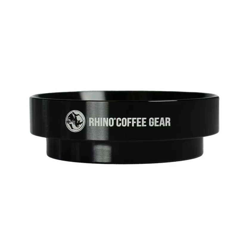 The 58 mm dosing funnel ensures clean and precise dosing of ground coffee.