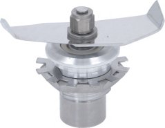 Messer-Eenheet vum Mixer mat Metallschaufelen, engem Lager an der Mëtt an enger sechseckeger Mutter uewen. Messer-Eenheet vum Mixer mat Metallschaufelen, engem Lager an der Mëtt an enger sechseckeger Mutter uewen.