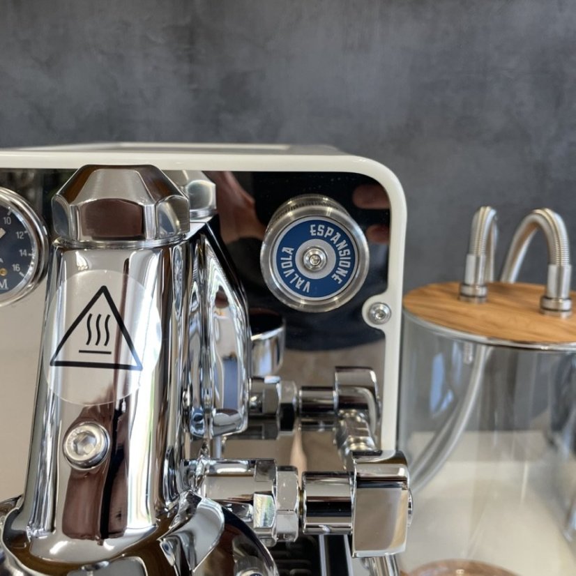 Home lever coffee machine ECM Puristika PID Olive with 9 bar pressure.