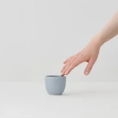 Taza azul para cappuccino Aoomi Kobe Mug A05 con capacidad de 170 ml.