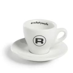 Balts porcelāna krūze ar apakštasīti Rocket Espresso, paredzēta kafijas pasniegšanai, tilpums 60 ml.